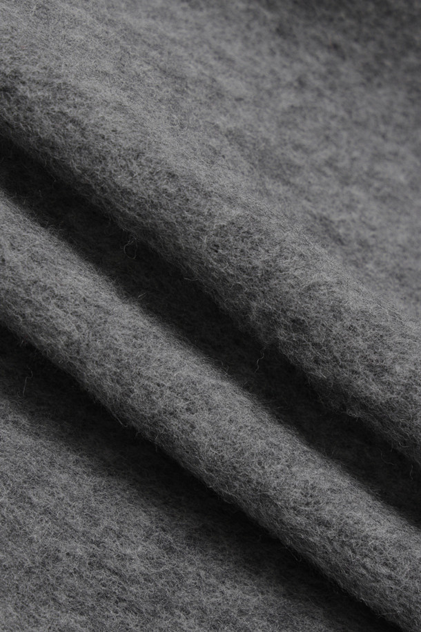 세련된 무드를 더하는 주얼 버튼 오버 니트입니다. 부드러운 버진울 소재로 제작되어 포근한 착용감을 선사하며, 쌀쌀한 가을, 겨울 날씨에도 따뜻하게 입을 수 있습니다. 클래식한 폴로넥 디자인에  오버핏 실루엣으로 편안함과 스타일리시함을 동시에 잡았습니다.  크롭 기장으로 다리가 길어 보이는 효과를 주며,  그레이 컬러와 주얼 버튼 디테일이  미니멀하면서도 시크한 포인트를 더합니다.  데이트룩, 오피스룩 등 다양한 TPO에 맞춰 클래식, 미니멀, 시크한 스타일을 연출해보세요.
