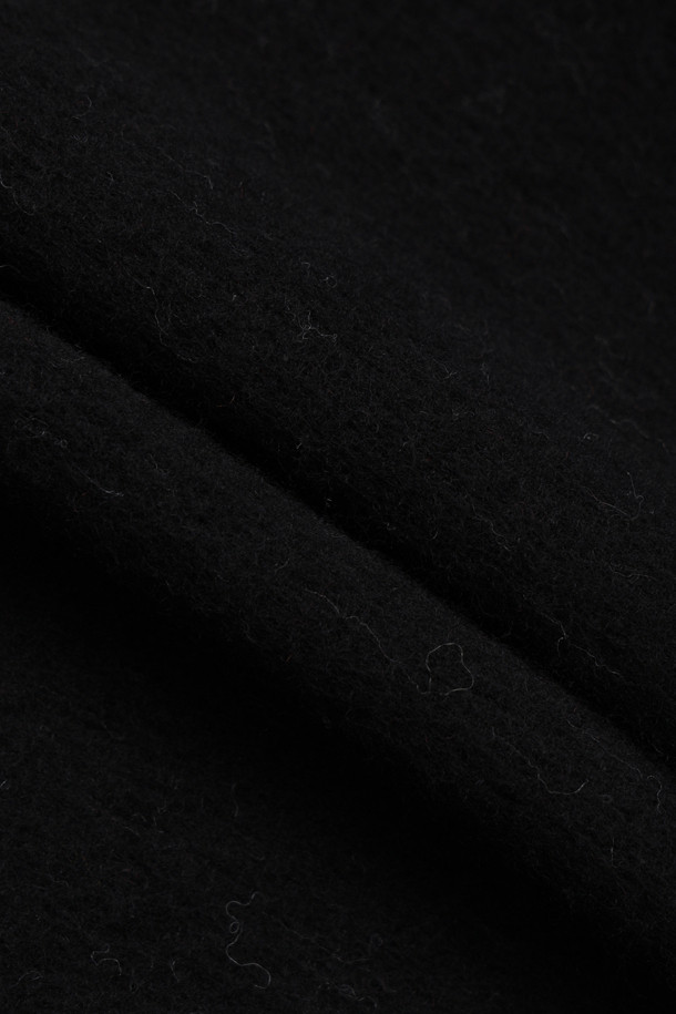 세련된 데이트룩과 카페룩을 완성하는 여성용 브이넥 크롭 풀오버 니트입니다. 봄, 가을 시즌에 어울리는 베이직 스타일의 블랙 컬러 무지 디자인으로, 레귤러핏으로 편안하게 착용 가능합니다. 긴 소매와 리버서블 디자인으로 다양한 연출이 가능하며, 니트 소재 특유의 부드러운 촉감을 선사합니다. 미니멀, 클래식, 캐주얼 등 어떤 스타일에도 잘 어울리는 활용도 높은 아이템입니다.
