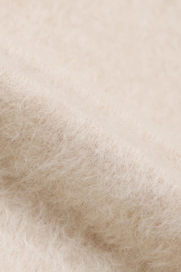 부드러운 앙고라 소재의 고급스러운 주얼 버튼 니트입니다. 라운드넥 디자인과 크롭 기장으로 여성스러운 실루엣을 연출하며, 가을, 겨울 시즌에 따뜻하게 착용할 수 있습니다. 베이지 컬러에 어깨 버튼 장식이 더해져 엘레강스한 무드를 선사합니다. 데이트룩, 모임룩, 겨울 데일리룩 등 다양한 TPO에 활용 가능하며, 클래식, 미니멀, 로맨틱 스타일을 즐기는 분들께 추천합니다. 레귤러핏으로 편안하게 착용 가능하며, 두꺼운 두께감으로 포근함을 더했습니다.
