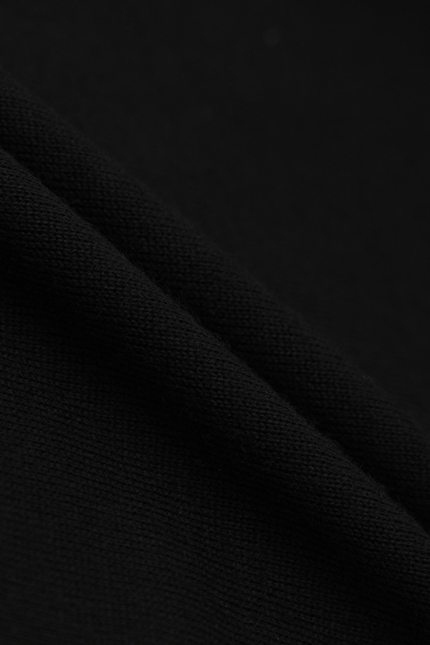 블랙 컬러의 시퀸 디테일 니트입니다. 부드러운 촉감의 버진울 소재로 제작되어 봄, 가을에 착용하기 적합합니다. 라운드넥 레귤러핏 디자인에 얇은 두께감으로 편안하게 착용 가능하며, 엘레강스한 스타일을 연출해 줍니다. 데이트룩, 모임룩, 오피스룩 등 다양한 TPO에 활용 가능하며, 클래식, 미니멀, 시크 스타일에 잘 어울립니다. 가디건과 함께 셋업 스타일링도 가능합니다.
