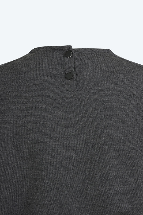 **울 크롭 하프슬리브 니트**는 여성용 상의로, 멜란지 그레이와 블랙 두 가지 색상으로 제공됩니다. 봄, 가을, 겨울 계절에 적합하며, 베이직한 스타일을 추구하는 분들께 이상적입니다. 울 소재로 제작되어 부드러운 촉감을 선사하며, 라운드넥과 크롭 기장, 하프 슬리브 디자인으로 세련된 실루엣을 연출합니다. 이너 또는 단독으로 착용 가능하여 다양한 스타일을 연출할 수 있는 활용도 높은 아이템입니다.
