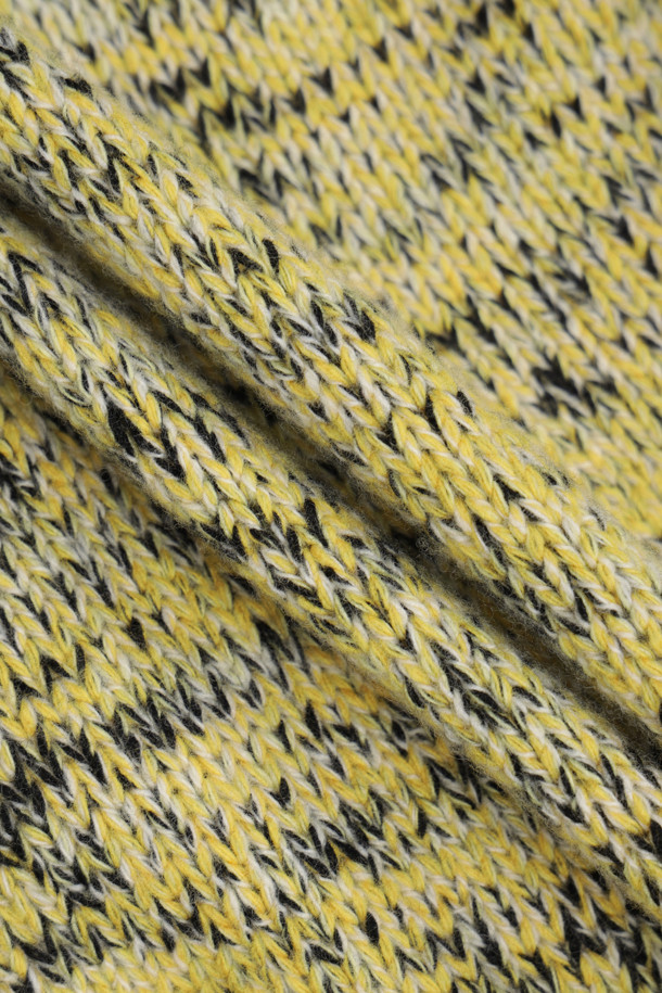 포근한 옐로우 멜란지 컬러가 돋보이는 여성 멜란지 울 오버 니트입니다. 100% 울 소재로 제작되어 두꺼운 두께감과 포근한 촉감을 선사하여 겨울철 따뜻하게 착용할 수 있습니다. 라운드넥 디자인에 오버핏으로 제작되어 캐주얼하면서도 트렌디한 스타일을 연출하며, 데일리룩, 집콕룩, 산책룩 등 다양한 TPO에 활용하기 좋습니다. 미니멀, 캐주얼, 클래식 스타일을 즐겨 입는 분들께 추천합니다. 긴소매 기장의 레귤러 기장으로 어떤 하의와도 잘 어울립니다.
