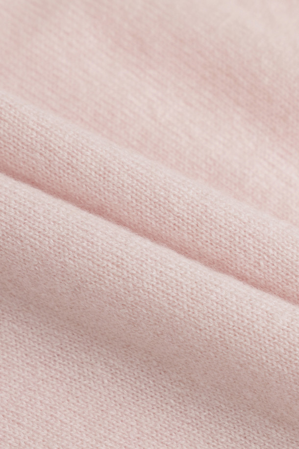 부드러운 캐시미어 소재로 제작되어 포근함을 선사하는 여성 캐시미어 크루넥 니트입니다. 파스텔 옐로우, 핑크, 그레이 세 가지 다채로운 컬러로 출시되어, 겨울철 데일리룩, 카페룩, 데이트룩 등 다양한 TPO에 매치하기 좋습니다. 레귤러핏 디자인과 크루넥 라인이 클래식하면서도 미니멀한, 여성스러운 스타일을 연출해 줍니다. 긴 소매 기장으로 보온성을 높였으며, 무지 패턴으로 어떤 옷에도 쉽게 코디할 수 있습니다. 가을, 겨울 시즌, 캐시미어 특유의 부드러운 촉감을 느껴보세요.
