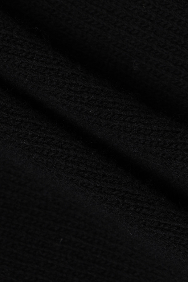 부드러운 앙고라와 버진울 소재로 제작된 여성용 블랙 가디건입니다. 가을과 겨울, 일상에서 클래식하고 엘레강스한 스타일을 연출하기 좋습니다. 라운드넥에 긴 소매, 두꺼운 두께감으로 포근함을 더하며, 오버핏 실루엣과 주얼 버튼 디테일이 특징입니다. 데이트룩, 모임룩, 소개팅룩 등 다양한 TPO에 미니멀하고 시크한 스타일을 완성해 보세요.
