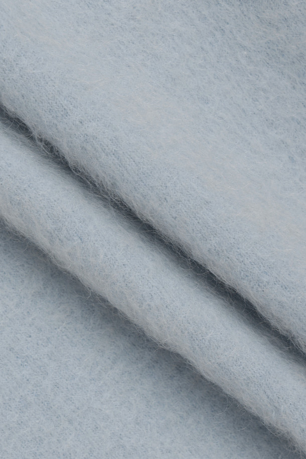 **하늘색 앙고라 가디건**은 가을, 겨울 시즌 여성의 우아함을 더해줄 아이템입니다. 부드러운 앙고라 소재의 두꺼운 크롭 기장 가디건으로, 라운드넥과 톤온톤 메탈 버튼, 포켓 디테일이 돋보입니다. 데이트룩, 카페룩, 모임룩 등 다양한 TPO에 클래식, 미니멀, 로맨틱 스타일을 연출할 수 있습니다. 긴 소매와 부드러운 촉감으로 포근함을 선사하며, 엘레강스한 분위기를 완성합니다.
