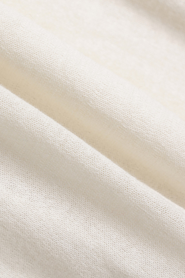 아이보리 컬러의 여성용 스트라이프 가디건입니다. 봄, 가을에 어울리는 크롭 기장의 브이넥 디자인으로, 모던하고 베이직한 스타일을 연출합니다. 긴소매에 스몰 포켓 디테일과 버튼 여밈으로 포인트를 더하여 클래식, 미니멀, 캐주얼 등 다양한 스타일을 소화할 수 있습니다. 데이트룩, 카페룩, 봄 소풍룩에 매치하여 세련된 분위기를 낼 수 있는 아이템입니다.
