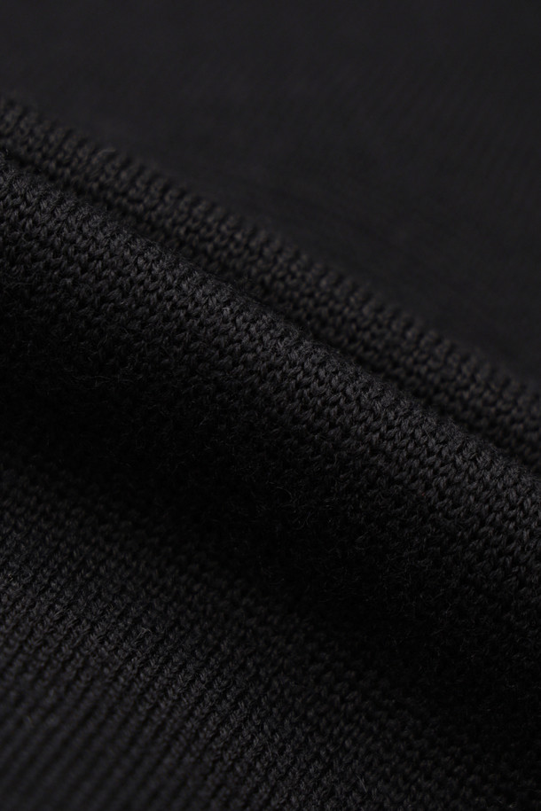 **라운드 버튼 가디건**

부드러운 울 소재의 라운드넥 가디건으로, 멜란지 그레이와 블랙 두 가지 색상으로 만나보실 수 있습니다. 도톰한 두께감과 긴 소매 기장으로 가을, 겨울철 따뜻하게 착용하기 좋습니다. 베이직한 디자인과 레귤러핏으로 다양한 이너와 레이어드하여 클래식, 미니멀, 캐주얼 등 폭넓은 스타일을 연출할 수 있습니다. 특히 출근룩에 활용하기 좋으며, 버튼 여밈 방식으로 간편하게 착용할 수 있습니다.
