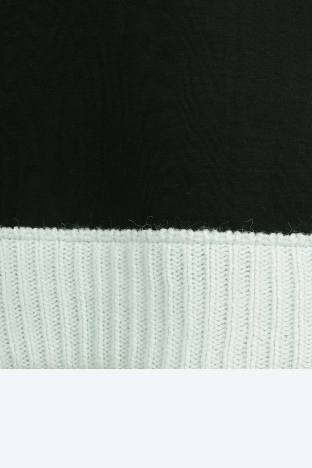 미니멀한 무드의 오버핏 본디드 가디건입니다. 울 소재로 제작되어 가을, 겨울철 따뜻하게 착용할 수 있으며, 두꺼운 두께감과 더블 본딩 안감으로 보온성을 높였습니다. 브이넥 디자인에 긴 소매 기장으로, 출근룩이나 모임룩 등 다양한 TPO에 활용 가능합니다. 구조적인 실루엣이 특징이며, 민트 색상으로 포인트를 더했습니다. 시크하고 클래식한 스타일 연출에 적합합니다.
