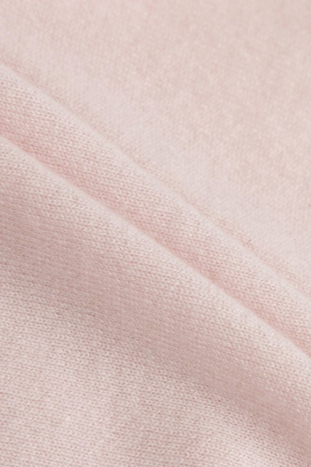 가볍고 포근한 캐시미어 100% 소재의 여성 가디건입니다. 파스텔 옐로우와 파스텔 핑크 두 가지 사랑스러운 컬러로 출시되어, 부드러운 촉감을 선사합니다. 가을, 겨울철 데이트룩, 카페룩, 겨울 데일리룩 등 다양한 TPO에 활용하기 좋으며, 클래식, 미니멀, 로맨틱 스타일을 즐겨 입는 분들께 추천합니다. 긴 소매 기장으로 포근함을 더하며, 보온 기능으로 추운 날씨에도 따뜻하게 입을 수 있습니다. 무지 디자인으로 어떤 옷에도 매치하기 쉬워 활용도가 높습니다.
