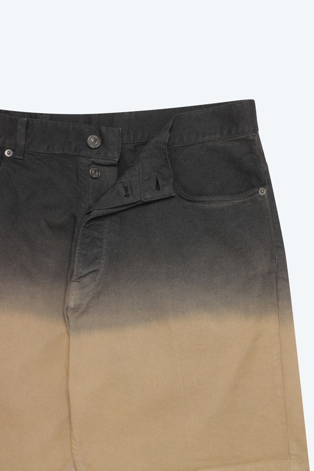 그라데이션 쇼츠 (Men)는 여름철 캐주얼 스타일을 완성해 줄 남성용 반바지입니다. 부드러운 면 소재로 제작되어 쾌적한 착용감을 선사하며, 동네 마실룩, 휴가룩, 여름 바캉스룩 등 다양한 TPO에 활용하기 좋습니다. 블랙, 베이지, 그라데이션 컬러 옵션으로 출시되어, 미니멀하고 리조트 분위기를 연출할 수 있습니다. 99% 코튼 함유로 편안함과 스타일을 동시에 잡은 아이템입니다.
