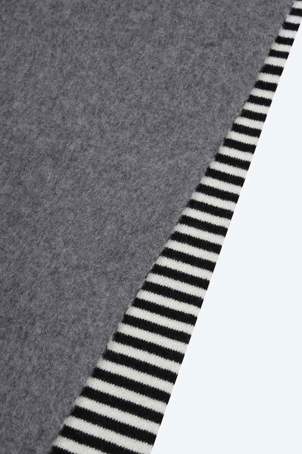 가을, 겨울 시즌을 위한 리버서블 머플러입니다. 부드러운 버진울 소재로 제작되어 포근한 착용감을 선사하며, 두꺼운 두께감으로 보온성을 높였습니다. 그레이 컬러 바탕에 스트라이프 패턴이 더해져 베이직하면서도 세련된 스타일을 연출합니다. 양면 사용이 가능한 리버서블 디자인으로, 하나의 머플러로 다양한 스타일을 연출할 수 있어 활용도가 높습니다. 겨울 데일리룩, 산책룩 등 캐주얼, 클래식, 미니멀 스타일을 즐겨 입는 분들께 추천합니다.
