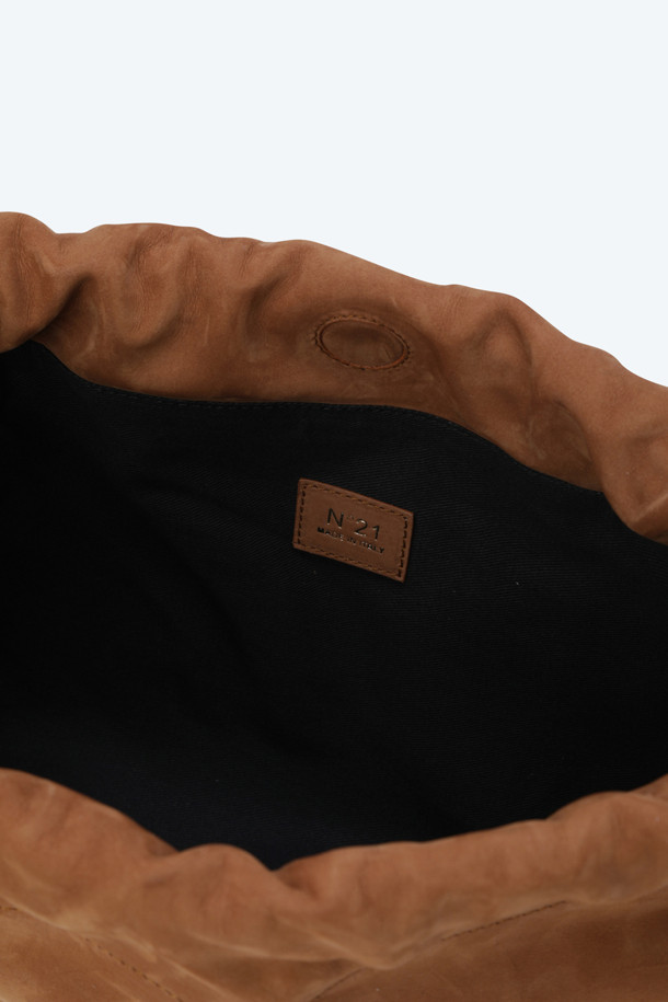 세련된 분위기를 연출하는 EVA 레더 백입니다. 부드러운 레더(가죽) 소재에 브라운 컬러가 더해져 클래식하면서도 시크한 매력을 선사합니다. 미디엄 사이즈의 버킷백 형태로, 숄더, 크로스, 클러치 등 다양한 스타일로 연출 가능하며, 조임용 끈 디테일이 돋보입니다. 데이트룩, 모임룩, 오피스룩 등 TPO(Time, Place, Occasion)에 구애받지 않고 폭넓게 활용할 수 있습니다. 미니멀하면서도 세련된 스타일을 추구하는 여성에게 완벽한 선택입니다.
