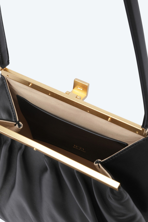 레더 Jeanne(잔느) 숄더백은 부드러운 촉감의 나파 가죽 소재로 제작된 여성용 숄더백입니다. 미디엄 사이즈의 블랙 컬러 무지 디자인으로, 클래식, 미니멀, 시크 스타일을 연출하기 좋습니다. 메탈 클로징과 주름 디테일이 돋보이며, 오피스룩, 모임룩, 소개팅룩 등 다양한 TPO에 활용할 수 있습니다. 프리미엄 가죽 소재와 클래식한 디자인으로 세련된 스타일을 완성해 보세요.
