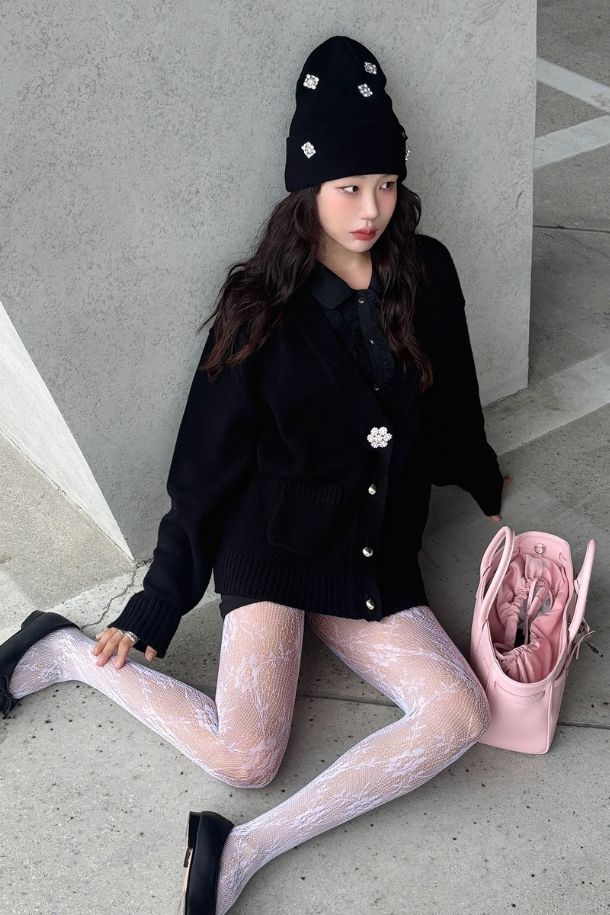 세련된 무드를 연출하는 주얼 디테일 비니입니다. 깊은 모자 깊이와 두꺼운 두께감으로 가을, 겨울철 따뜻하게 착용하기 좋습니다. 고급스러운 버진울 소재를 사용하여 부드러운 촉감을 선사합니다. 블랙 컬러의 무지 디자인에 주얼 장식을 더해 클래식, 미니멀, 캐주얼 등 다양한 스타일과 믹스매치하기 좋습니다. 출근룩과 연말 모임룩에 포인트를 더해보세요.
