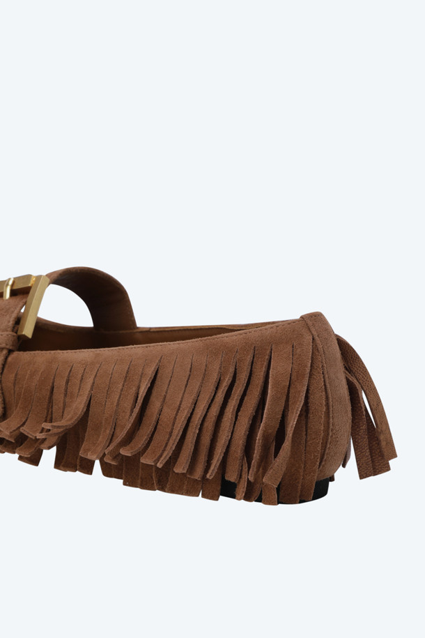 세련된 무드를 연출하는 프린지 스웨이드 플랫입니다. 부드러운 스웨이드 소재와 고급스러운 염소가죽으로 제작되어 편안한 착용감을 선사합니다. 1cm 플랫 굽에 라운드 토 디자인으로 발이 편안하며, 은은하게 포인트가 되는 골드 버클과 프린지 디테일이 돋보입니다.  데이트룩, 쇼핑룩, 카페룩 등 다양한 TPO에 클래식, 미니멀, 캐주얼 스타일로 매치하여 멋스러운 연출이 가능합니다. 봄, 여름, 가을 시즌에 활용하기 좋은 데일리 플랫슈즈입니다.
