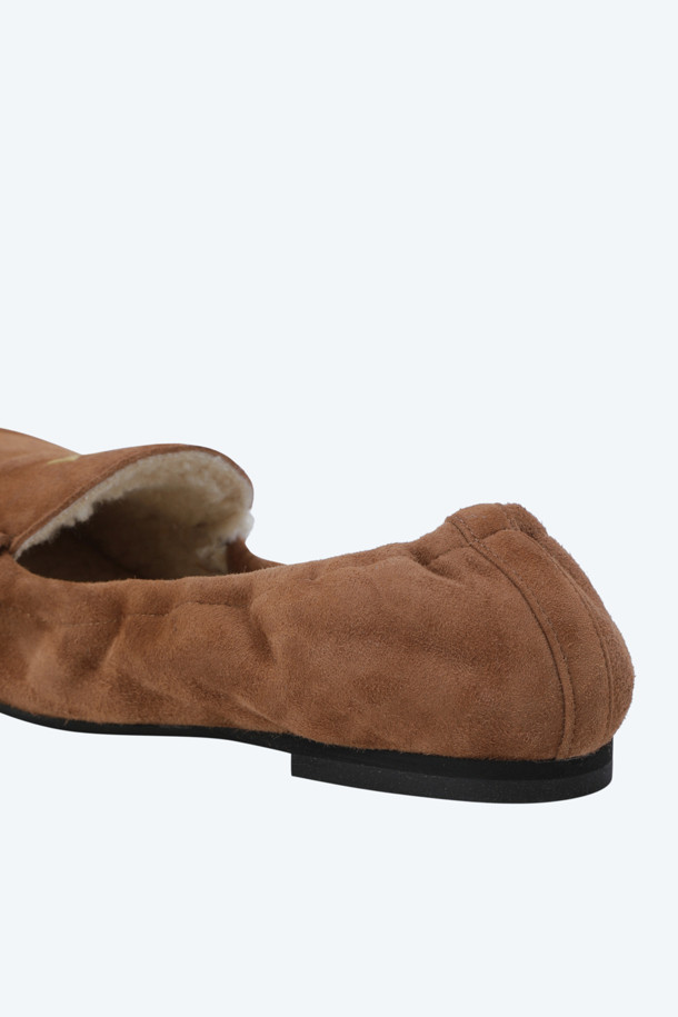 부드러운 스웨이드 소재와 염소가죽으로 제작되어 편안한 착용감을 선사하는 탄(Tan) 컬러의 여성용 플랫슈즈입니다. 1cm 굽 높이의 플랫 디자인과 라운드 토우가 발을 더욱 여성스럽게 연출하며, 안감은 시어링으로 마감하여 포근함을 더했습니다. 슬립온 스타일로 편하게 신고 벗을 수 있으며, 로우컷 탑라인이 발목을 드러내 다리가 길어 보이는 효과를 줍니다. 클래식, 미니멀, 캐주얼 스타일 모두 소화 가능하며, 골드 로고 장식이 고급스러움을 더해 데이트룩, 동네 마실룩, 카페룩 등 다양한 TPO에 활용할 수 있습니다. 봄, 가을 계절에 잘 어울리는 무지 디자인의 플랫슈즈입니다.
