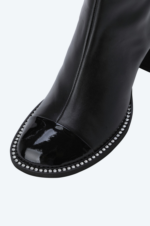 세련된 블랙 레더 부츠로, 가을과 겨울 스타일을 완성하세요. 송아지 가죽 소재에 6cm 통굽으로 제작되어 편안함과 안정감을 선사합니다. 라운드 앞코와 앵클 탑라인, 그리고 톤온톤 주얼 라인 디테일이 시크하면서도 여성스러운 포인트를 더합니다. 겨울 데일리룩, 출근룩, 모임룩 등 다양한 TPO에 활용하여 클래식, 미니멀, 시크 스타일을 연출해 보세요.
