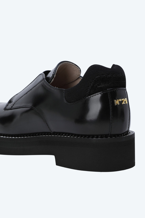 세련된 여성의 발걸음을 완성할 레더 더비입니다. 송아지가죽 소재에 3.5cm 로우힐 굽으로 제작되어 편안하면서도 안정적인 착용감을 선사합니다. 라운드 앞코 디자인과 무지 패턴, 블랙 컬러가 어우러져 클래식, 미니멀, 시크한 스타일을 연출합니다. 출근룩, 오피스룩, 모임룩 등 다양한 TPO에 활용 가능하며, 유광 처리와 주얼 장식이 은은한 포인트를 더해줍니다. 봄, 가을, 겨울 시즌에 폭넓게 활용할 수 있는 필수 아이템입니다.
