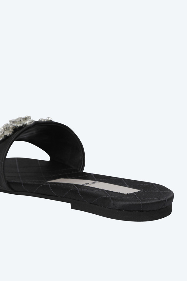 시크한 매력을 더하는 새틴 소재의 블랙 슬링백입니다. 부드러운 새틴 소재가 고급스러운 분위기를 연출하며, 발등을 감싸는 슬링백 디자인으로 편안한 착용감을 선사합니다. 로맨틱, 클래식, 미니멀 스타일 모두 소화 가능하며, 데이트룩, 모임룩, 파티룩 등 다양한 TPO에 활용할 수 있습니다. 섬세한 주얼 장식이 더해져 은은한 포인트를 더합니다. 일상 속 특별함을 더해줄 아이템입니다.
