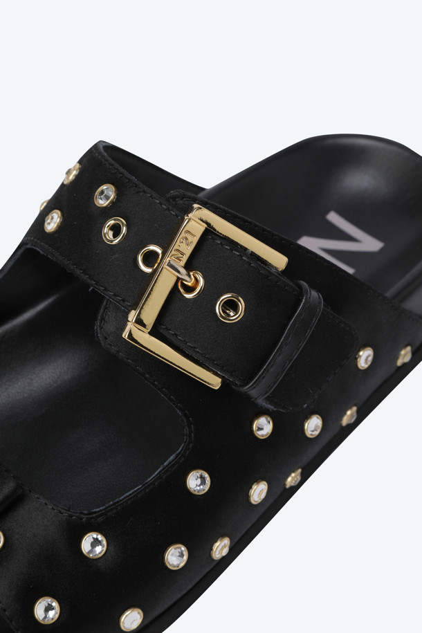 새틴 슬라이더는 여성스러운 매력을 더하는 오픈토 샌들입니다. 부드러운 새틴 소재에 1cm 플랫 굽으로 편안한 착용감을 선사하며, 슬라이드 방식으로 간편하게 신고 벗을 수 있습니다. 블랙 컬러에 핫픽스 장식과 스터드/찡 디테일이 더해져 미니멀, 클래식, 시크 스타일을 연출하기 좋습니다. 데이트룩, 쇼핑룩, 카페룩 등 다양한 TPO에 활용하여 세련된 스타일을 완성해 보세요. 여름 시즌, 시원하고 스타일리시하게 연출할 수 있는 필수 아이템입니다.
