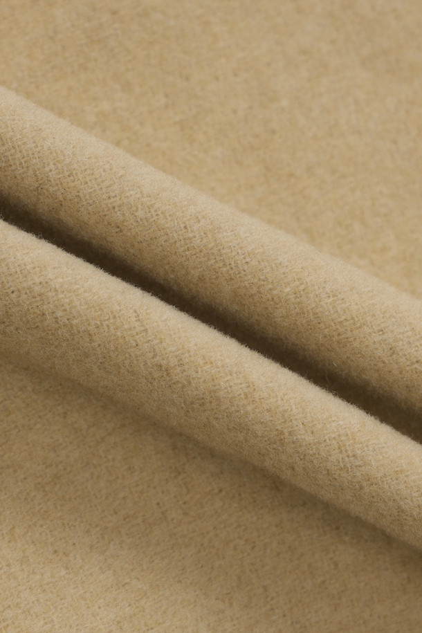 세련된 겨울 스타일을 완성하는 머플러 롱 코트입니다. 여성스러운 미니멀 무드를 연출하며, 가을과 겨울 시즌에 따뜻함과 스타일을 동시에 선사합니다. 탈부착 가능한 머플러가 있어 다양한 스타일링이 가능하며, 블랙과 베이지 두 가지 색상으로 만나볼 수 있습니다. 레귤러핏으로 편안하게 착용 가능하며, 롱 코트 디자인이 엘레강스한 분위기를 더합니다. 겨울 데일리룩, 오피스룩, 모임룩 등 다양한 TPO에 맞춰 클래식하고 시크한 스타일을 연출해보세요.
