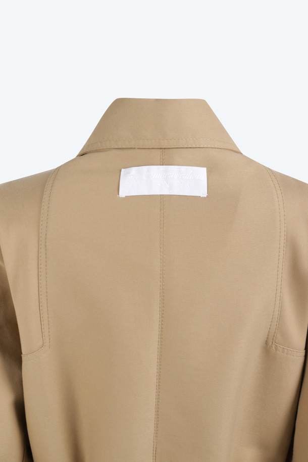 카멜 컬러와 베이지 컬러로 출시된 카멜 레인 코트는 봄, 가을에 어울리는 롱 기장의 트렌치코트 스타일 레인 코트입니다. 면과 나일론 혼방 소재로 제작되어 가볍고 편안한 착용감을 선사하며, 레귤러 핏으로 다양한 스타일의 옷 위에 걸쳐 입기 좋습니다. 싱글 버튼 여밈과 벨트 디테일이 클래식하고 미니멀한 무드를 더하며, 포켓이 있어 실용성을 높였습니다. 출근룩, 비즈니스 캐주얼, 데이트룩 등 다양한 TPO에 활용 가능하여 활용도가 높습니다.
