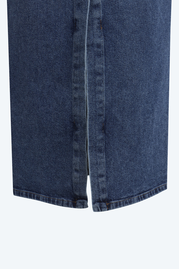 캐주얼한 데님 롱 스커트입니다. H라인 핏으로 떨어지는 블루 컬러의 스커트는 봄, 가을에 적합하며, 데이트룩, 쇼핑룩 등 다양한 TPO에 활용하기 좋습니다. 뻣뻣한 촉감의 두꺼운 데님 소재로 제작되었으며, 미니멀, 클래식 스타일을 연출하기에 좋습니다. 로고 패치 디테일이 돋보이는 디자인으로, 일상 속에서 개성을 드러낼 수 있습니다.
