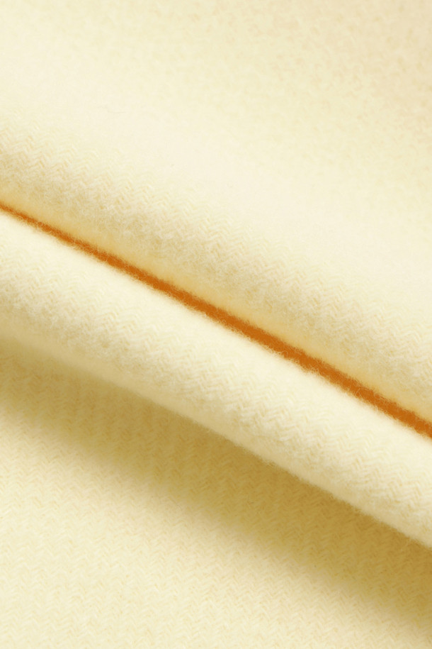 부드러운 울 소재로 제작되어 따뜻하고 포근한 파스텔 울 스커트입니다. 여성스러운 A라인 핏과 미니 기장으로 다리가 길어 보이는 효과를 선사하며, 무지 디자인으로 어떤 상의와도 쉽게 매치할 수 있습니다. 가을, 겨울 시즌에 어울리는 두꺼운 두께감으로 보온성을 높였으며, 데이트룩, 출근룩, 모임룩 등 다양한 TPO에 활용 가능합니다. 클래식, 미니멀, 걸리시 스타일을 모두 아우르는 활용도 높은 아이템으로, 부드러운 촉감이 특징입니다. 
