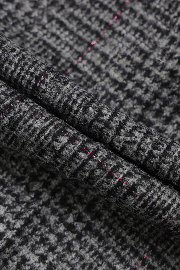 세련된 무드의 여성 울 체크 슬랙스입니다. 가을, 겨울 시즌에 어울리는 긴 기장의 클래식 핏 바지로, 오피스룩과 캐주얼 스타일 모두 소화 가능합니다. 고급스러운 그레이 컬러에 체크 패턴으로 포인트를 더하여 세련된 룩을 연출합니다. 울 소재 특유의 따뜻함과 부드러운 촉감으로 편안하게 착용할 수 있으며, 셋업으로도 활용 가능하여 활용도가 높습니다. 미니멀하고 시크한 스타일을 즐기는 여성분들께 추천합니다.
