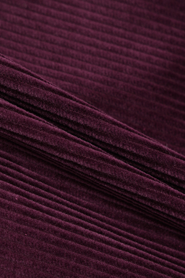 부드러운 촉감과 따뜻한 질감이 특징인 코듀로이 와이드 팬츠입니다. 가을, 겨울에 어울리는 두꺼운 두께감으로, 헤이즐넛과 플럼 두 가지 컬러로 만나보실 수 있습니다. 트렌디한 와이드핏 디자인에 무지 패턴으로 어떤 스타일에도 매치하기 용이합니다. 겨울 데일리룩, 카페룩, 쇼핑룩 등 다양한 TPO에 활용 가능하며, 클래식, 미니멀, 캐주얼 무드를 연출하기 좋습니다. 탄탄한 원단감으로 오랫동안 변함없이 즐겨 입을 수 있습니다.
