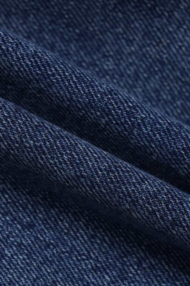 N21 캡슐 컬렉션의 와이드 블루 데님 팬츠입니다. 일상, 데이트룩, 쇼핑룩에 모두 잘 어울리는 베이직 스타일의 여성 의류입니다. 봄, 가을 계절에 적합하며, 캐주얼, 미니멀, 클래식 스타일을 연출할 수 있습니다. 맥시 기장의 와이드핏으로, 데님 소재 특유의 편안함과 멋을 동시에 느낄 수 있습니다. 무지 디자인으로 어떤 상의와도 쉽게 매치하여 다양한 스타일을 연출할 수 있습니다.
