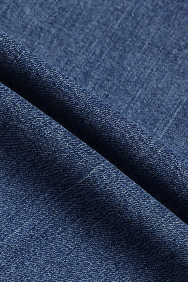 세련된 투톤 디자인이 돋보이는 여성용 와이드 데님입니다. 봄, 여름, 가을 시즌에 걸쳐 활용 가능한 이 바지는 모던한 스타일을 연출하며, 데이트룩과 쇼핑룩에 잘 어울립니다. 밑단 컬러 콤비네이션으로 포인트를 더해 미니멀, 캐주얼, 클래식 등 다양한 스타일을 소화할 수 있습니다. 넉넉한 와이드핏으로 편안함과 스타일리시함을 동시에 잡은 데님 팬츠입니다. 코튼과 데님 소재로 제작되어 부드러운 촉감과 자연스러운 핏을 선사합니다.
