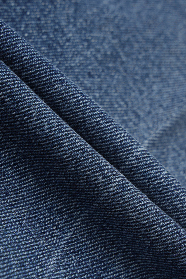 세련된 투톤 디자인이 돋보이는 여성용 슬림핏 데님 팬츠입니다. 봄, 여름, 가을 시즌에 활용하기 좋은 크롭 기장으로 다리가 길어 보이는 효과를 선사합니다. 캐주얼하고 모던한 스타일을 연출하며, 데이트룩이나 쇼핑룩에 잘 어울립니다. 밑단에 컬러 콤비네이션 포인트가 더해져 개성 있는 스타일을 완성합니다. 면과 데님 소재 혼방으로 편안한 착용감을 제공합니다.
