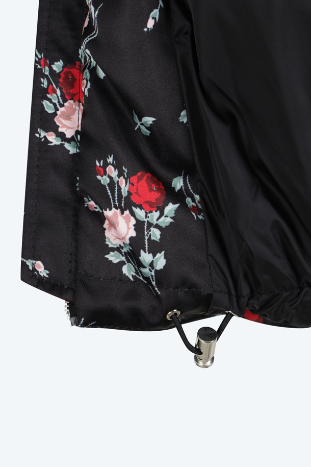 화사한 플라워 패턴이 돋보이는 숏 기장의 여성용 패딩입니다. 부드러운 폴리에스테르 소재로 제작되어 포근한 착용감을 선사하며, 겨울철 보온성을 책임집니다. 탈부착 가능한 머플러가 있어 다양한 스타일 연출이 가능하며, 집업 스타일로 간편하게 입고 벗을 수 있습니다. 레귤러핏 디자인으로 편안한 착용감을 제공하며, 경량 소재로 활동성을 높였습니다. 블랙, 화이트 두 가지 컬러로 출시되어, 페미닌하고 로맨틱한 겨울 스타일을 완성합니다.
