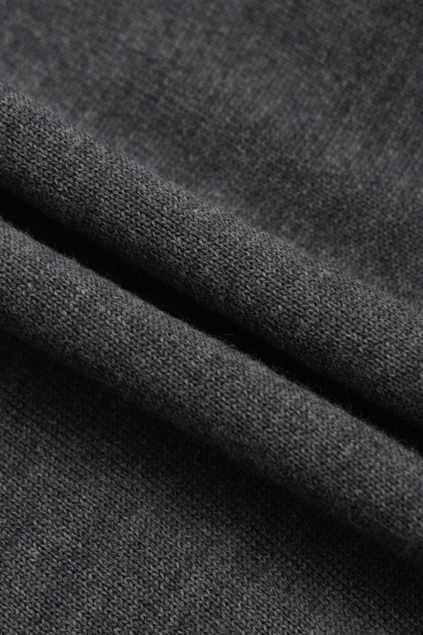 **울 크롭 하프슬리브 니트**는 여성용 상의로, 멜란지 그레이와 블랙 두 가지 색상으로 제공됩니다. 봄, 가을, 겨울 계절에 적합하며, 베이직한 스타일을 추구하는 분들께 이상적입니다. 울 소재로 제작되어 부드러운 촉감을 선사하며, 라운드넥과 크롭 기장, 하프 슬리브 디자인으로 세련된 실루엣을 연출합니다. 이너 또는 단독으로 착용 가능하여 다양한 스타일을 연출할 수 있는 활용도 높은 아이템입니다.
