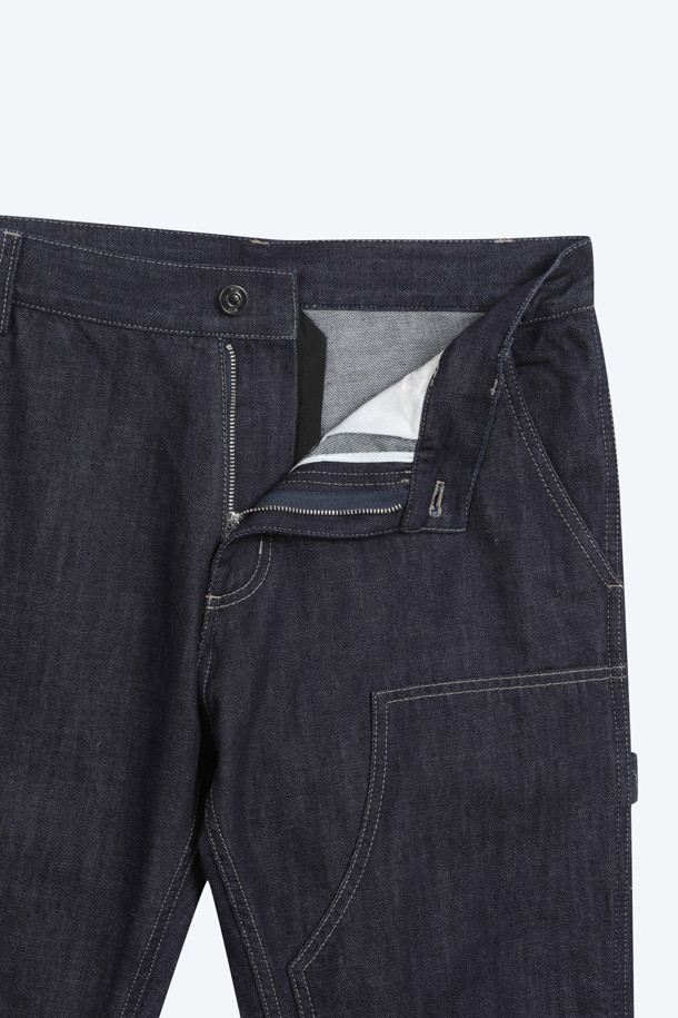 남성용 배기 데님입니다. 은은한 워싱이 돋보이는 인디고 컬러로, 사계절 내내 활용하기 좋은 아이템입니다. 데님 소재 특유의 탄탄함과 루즈핏, 배기핏의 편안한 착용감이 특징입니다. 캐주얼, 미니멀, 시티보이 스타일을 즐겨 입는 분들께 추천하며, 동네 마실룩이나 여행룩으로 손색없습니다. 무지 디자인으로 어떤 상의와도 쉽게 매치할 수 있습니다.
