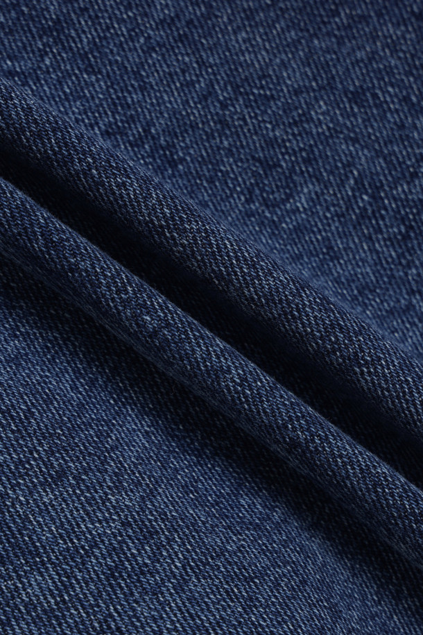 캐주얼한 데님 롱 스커트입니다. H라인 핏으로 떨어지는 블루 컬러의 스커트는 봄, 가을에 적합하며, 데이트룩, 쇼핑룩 등 다양한 TPO에 활용하기 좋습니다. 뻣뻣한 촉감의 두꺼운 데님 소재로 제작되었으며, 미니멀, 클래식 스타일을 연출하기에 좋습니다. 로고 패치 디테일이 돋보이는 디자인으로, 일상 속에서 개성을 드러낼 수 있습니다.
