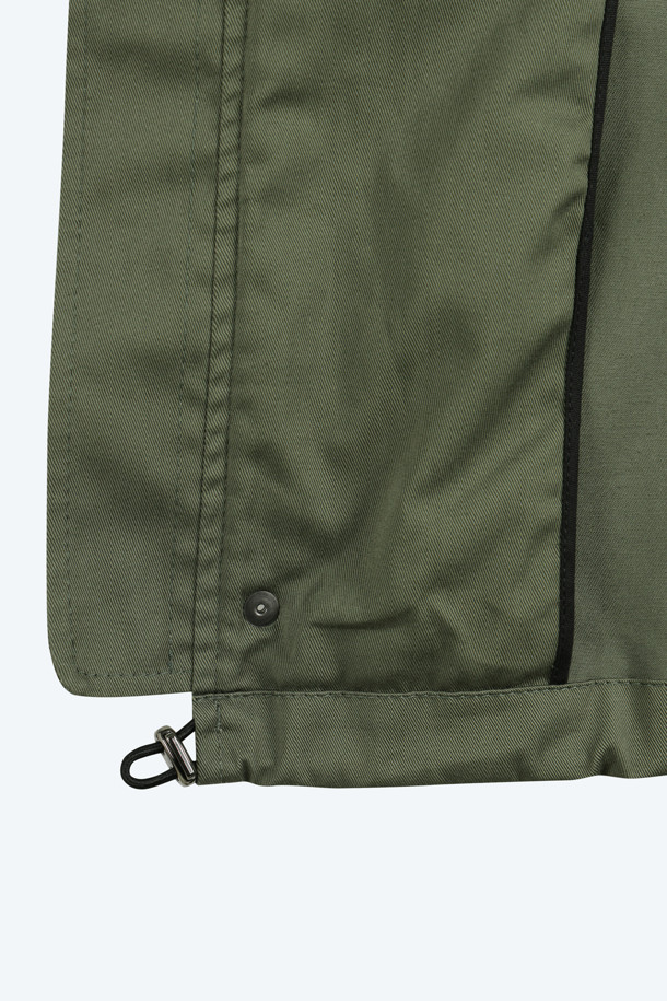 레오파드 카키 파카는 가을과 겨울에 유니크한 스타일을 연출하기 좋은 아우터입니다. 롱 기장의 오버핏으로 편안함을 강조하며, 집업 방식으로 간편하게 착용할 수 있습니다. 카키 컬러에 레오파드 무늬가 더해져 개성 넘치는 여행룩, 캐주얼 및 스트리트 스타일을 완성합니다. 넉넉한 빅 포켓 디테일로 실용성을 더했습니다. 긴 소매로 따뜻함과 스타일을 동시에 잡으세요.
