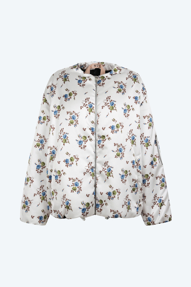 화사한 플라워 패턴이 돋보이는 겨울용 패딩입니다. 화이트와 블랙 두 가지 색상으로 출시되어 취향에 따라 선택 가능하며, 가볍고 따뜻하게 착용할 수 있습니다. 탈부착 가능한 머플러가 있어 다양한 스타일 연출이 용이하며, 보온성을 높여 추운 날씨에도 끄떡없습니다. 폴리에스테르 소재로 제작되어 관리가 용이하며, 클래식, 미니멀, 캐주얼 등 다양한 스타일에 매치하기 좋습니다. 두꺼운 두께감으로 포근하게 감싸주어 편안한 착용감을 선사합니다.
