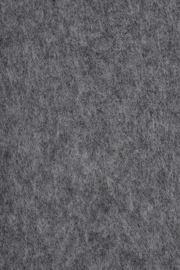 가을, 겨울 시즌을 위한 리버서블 머플러입니다. 부드러운 버진울 소재로 제작되어 포근한 착용감을 선사하며, 두꺼운 두께감으로 보온성을 높였습니다. 그레이 컬러 바탕에 스트라이프 패턴이 더해져 베이직하면서도 세련된 스타일을 연출합니다. 양면 사용이 가능한 리버서블 디자인으로, 하나의 머플러로 다양한 스타일을 연출할 수 있어 활용도가 높습니다. 겨울 데일리룩, 산책룩 등 캐주얼, 클래식, 미니멀 스타일을 즐겨 입는 분들께 추천합니다.
