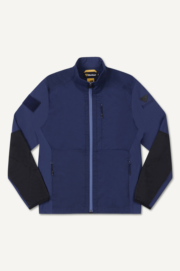 [J3] 쿨링 썬프로텍트 액티브 재킷 2.0은 (네이비) 색상으로, 여름철 워크웨어 및 일상복으로 활용하기 좋은 남녀 공용 자켓입니다. 슬림핏과 테크핏으로 디자인되었으며, 얇고 부드러운 나일론, 폴리우레탄, 폴리에스테르 혼방 소재로 제작되어 시원한 착용감을 선사합니다. 냉감, 흡습, 속건, 통기성, 신축성 기능을 갖춰 활동성을 높였으며, YKK 지퍼, 8개의 포켓, 벨크로 시스템, 행거루프, 겨드랑이 액션 분량, 소매/밑단 접밴드 디테일로 실용성을 더했습니다. 출근룩, 여행룩, 워크샵룩 등 다양한 TPO에 캐주얼, 미니멀, 스포티 스타일로 연출하기 좋습니다.
