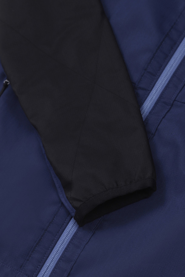 [J3] 쿨링 썬프로텍트 액티브 재킷 2.0은 (네이비) 색상으로, 여름철 워크웨어 및 일상복으로 활용하기 좋은 남녀 공용 자켓입니다. 슬림핏과 테크핏으로 디자인되었으며, 얇고 부드러운 나일론, 폴리우레탄, 폴리에스테르 혼방 소재로 제작되어 시원한 착용감을 선사합니다. 냉감, 흡습, 속건, 통기성, 신축성 기능을 갖춰 활동성을 높였으며, YKK 지퍼, 8개의 포켓, 벨크로 시스템, 행거루프, 겨드랑이 액션 분량, 소매/밑단 접밴드 디테일로 실용성을 더했습니다. 출근룩, 여행룩, 워크샵룩 등 다양한 TPO에 캐주얼, 미니멀, 스포티 스타일로 연출하기 좋습니다.
