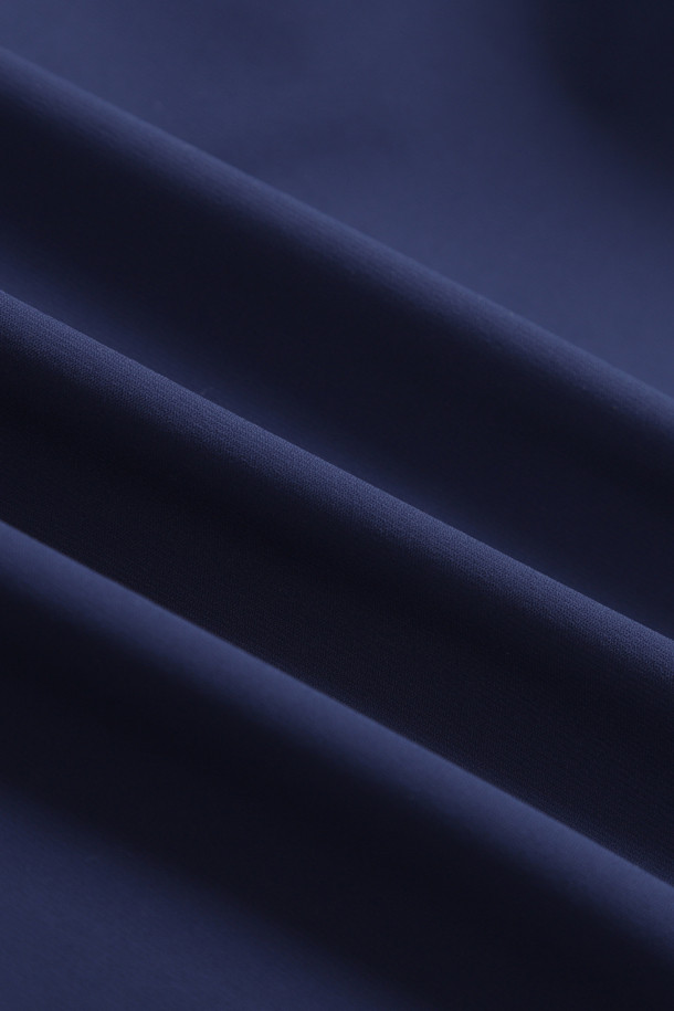 [J3] 쿨링 썬프로텍트 액티브 재킷 2.0은 (네이비) 색상으로, 여름철 워크웨어 및 일상복으로 활용하기 좋은 남녀 공용 자켓입니다. 슬림핏과 테크핏으로 디자인되었으며, 얇고 부드러운 나일론, 폴리우레탄, 폴리에스테르 혼방 소재로 제작되어 시원한 착용감을 선사합니다. 냉감, 흡습, 속건, 통기성, 신축성 기능을 갖춰 활동성을 높였으며, YKK 지퍼, 8개의 포켓, 벨크로 시스템, 행거루프, 겨드랑이 액션 분량, 소매/밑단 접밴드 디테일로 실용성을 더했습니다. 출근룩, 여행룩, 워크샵룩 등 다양한 TPO에 캐주얼, 미니멀, 스포티 스타일로 연출하기 좋습니다.
