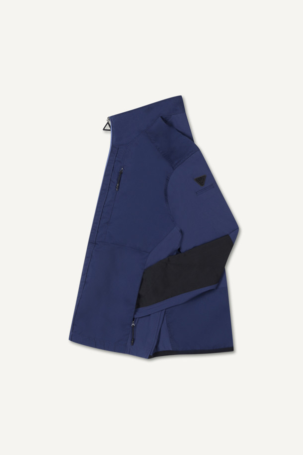 [J3] 쿨링 썬프로텍트 액티브 재킷 2.0은 (네이비) 색상으로, 여름철 워크웨어 및 일상복으로 활용하기 좋은 남녀 공용 자켓입니다. 슬림핏과 테크핏으로 디자인되었으며, 얇고 부드러운 나일론, 폴리우레탄, 폴리에스테르 혼방 소재로 제작되어 시원한 착용감을 선사합니다. 냉감, 흡습, 속건, 통기성, 신축성 기능을 갖춰 활동성을 높였으며, YKK 지퍼, 8개의 포켓, 벨크로 시스템, 행거루프, 겨드랑이 액션 분량, 소매/밑단 접밴드 디테일로 실용성을 더했습니다. 출근룩, 여행룩, 워크샵룩 등 다양한 TPO에 캐주얼, 미니멀, 스포티 스타일로 연출하기 좋습니다.
