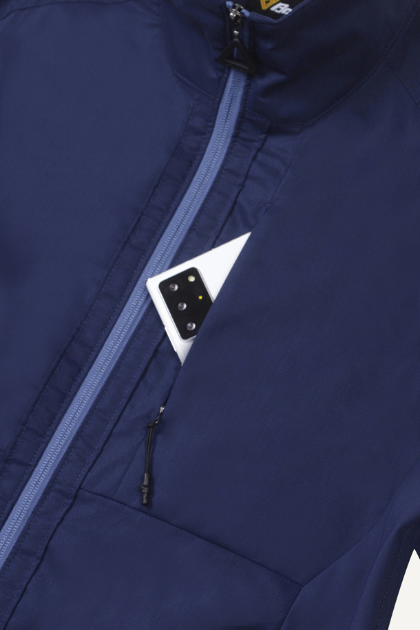 [J3] 쿨링 썬프로텍트 액티브 재킷 2.0은 (네이비) 색상으로, 여름철 워크웨어 및 일상복으로 활용하기 좋은 남녀 공용 자켓입니다. 슬림핏과 테크핏으로 디자인되었으며, 얇고 부드러운 나일론, 폴리우레탄, 폴리에스테르 혼방 소재로 제작되어 시원한 착용감을 선사합니다. 냉감, 흡습, 속건, 통기성, 신축성 기능을 갖춰 활동성을 높였으며, YKK 지퍼, 8개의 포켓, 벨크로 시스템, 행거루프, 겨드랑이 액션 분량, 소매/밑단 접밴드 디테일로 실용성을 더했습니다. 출근룩, 여행룩, 워크샵룩 등 다양한 TPO에 캐주얼, 미니멀, 스포티 스타일로 연출하기 좋습니다.
