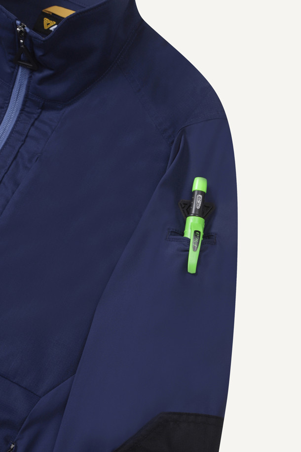 [J3] 쿨링 썬프로텍트 액티브 재킷 2.0은 (네이비) 색상으로, 여름철 워크웨어 및 일상복으로 활용하기 좋은 남녀 공용 자켓입니다. 슬림핏과 테크핏으로 디자인되었으며, 얇고 부드러운 나일론, 폴리우레탄, 폴리에스테르 혼방 소재로 제작되어 시원한 착용감을 선사합니다. 냉감, 흡습, 속건, 통기성, 신축성 기능을 갖춰 활동성을 높였으며, YKK 지퍼, 8개의 포켓, 벨크로 시스템, 행거루프, 겨드랑이 액션 분량, 소매/밑단 접밴드 디테일로 실용성을 더했습니다. 출근룩, 여행룩, 워크샵룩 등 다양한 TPO에 캐주얼, 미니멀, 스포티 스타일로 연출하기 좋습니다.
