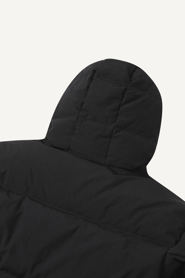 **[J2] 워크 다이니마 구스 다운**은 겨울철 보온성을 극대화한 남녀 공용 구스다운입니다. 다이니마 소재와 구스다운 90/10 충전재를 사용하여 뛰어난 방수 기능과 보온성을 제공합니다. 스포티하면서도 밀리터리한 스타일을 연출하며, 11개의 넉넉한 포켓과 알루미늄 히팅 안감, 이너 커프스, 후드 스트링, 벨크로 시스템 등 다양한 디테일로 워크웨어 및 일상, 캠핑룩, 여행룩 등 폭넓은 TPO에 활용 가능합니다. 스탠다드 핏에 레귤러 기장으로 편안한 착용감을 선사하며, 지퍼형 여밈 방식으로 간편하게 입고 벗을 수 있습니다. 사이즈 조절 기능으로 더욱 따뜻하게 착용할 수 있습니다.
