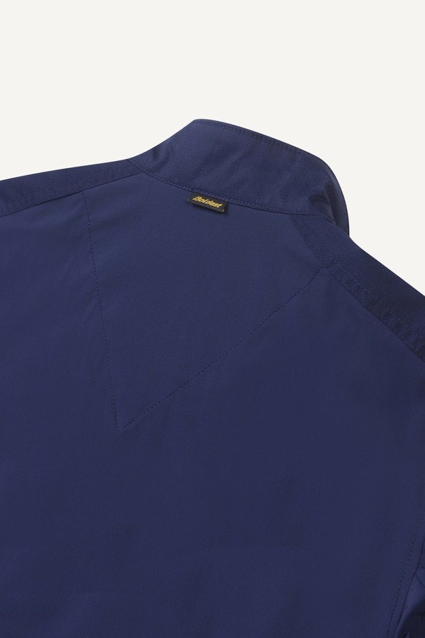 [J3] 쿨링 썬프로텍트 액티브 재킷 2.0은 (네이비) 색상으로, 여름철 워크웨어 및 일상복으로 활용하기 좋은 남녀 공용 자켓입니다. 슬림핏과 테크핏으로 디자인되었으며, 얇고 부드러운 나일론, 폴리우레탄, 폴리에스테르 혼방 소재로 제작되어 시원한 착용감을 선사합니다. 냉감, 흡습, 속건, 통기성, 신축성 기능을 갖춰 활동성을 높였으며, YKK 지퍼, 8개의 포켓, 벨크로 시스템, 행거루프, 겨드랑이 액션 분량, 소매/밑단 접밴드 디테일로 실용성을 더했습니다. 출근룩, 여행룩, 워크샵룩 등 다양한 TPO에 캐주얼, 미니멀, 스포티 스타일로 연출하기 좋습니다.
