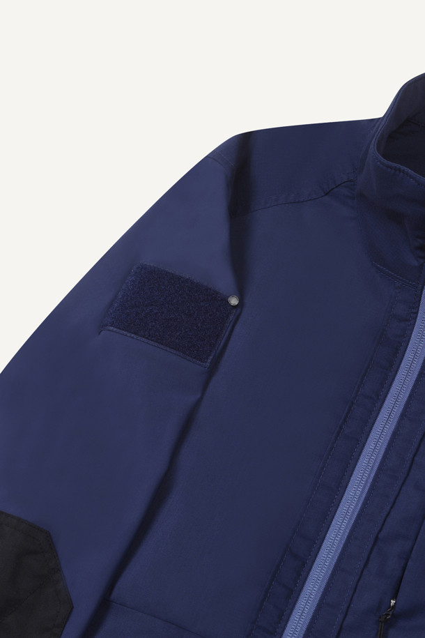 [J3] 쿨링 썬프로텍트 액티브 재킷 2.0은 (네이비) 색상으로, 여름철 워크웨어 및 일상복으로 활용하기 좋은 남녀 공용 자켓입니다. 슬림핏과 테크핏으로 디자인되었으며, 얇고 부드러운 나일론, 폴리우레탄, 폴리에스테르 혼방 소재로 제작되어 시원한 착용감을 선사합니다. 냉감, 흡습, 속건, 통기성, 신축성 기능을 갖춰 활동성을 높였으며, YKK 지퍼, 8개의 포켓, 벨크로 시스템, 행거루프, 겨드랑이 액션 분량, 소매/밑단 접밴드 디테일로 실용성을 더했습니다. 출근룩, 여행룩, 워크샵룩 등 다양한 TPO에 캐주얼, 미니멀, 스포티 스타일로 연출하기 좋습니다.
