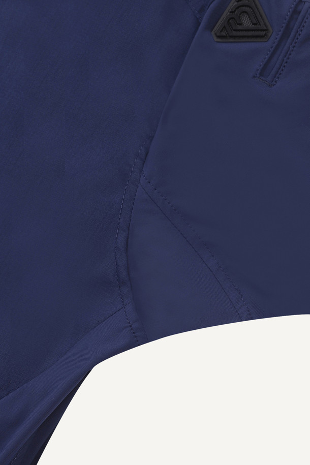 [J3] 쿨링 썬프로텍트 액티브 재킷 2.0은 (네이비) 색상으로, 여름철 워크웨어 및 일상복으로 활용하기 좋은 남녀 공용 자켓입니다. 슬림핏과 테크핏으로 디자인되었으며, 얇고 부드러운 나일론, 폴리우레탄, 폴리에스테르 혼방 소재로 제작되어 시원한 착용감을 선사합니다. 냉감, 흡습, 속건, 통기성, 신축성 기능을 갖춰 활동성을 높였으며, YKK 지퍼, 8개의 포켓, 벨크로 시스템, 행거루프, 겨드랑이 액션 분량, 소매/밑단 접밴드 디테일로 실용성을 더했습니다. 출근룩, 여행룩, 워크샵룩 등 다양한 TPO에 캐주얼, 미니멀, 스포티 스타일로 연출하기 좋습니다.
